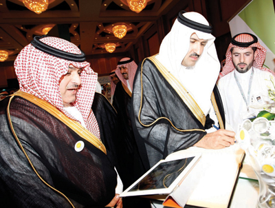 الأمير فيصل بن سلمان يدعو إلى استخدام الحسم الضريبي للشركات الأجنبية لدعم العمل الخيري