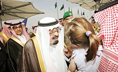 جدة تنتشي فرحاً بمقدم خادم الحرمين.. وأطفالها ينثرون الورد