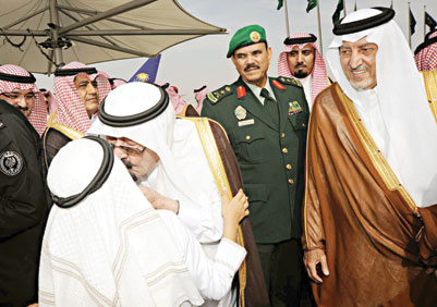 جدة تنتشي فرحاً بمقدم خادم الحرمين.. وأطفالها ينثرون الورد