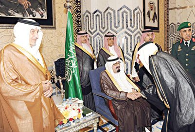 جدة تنتشي فرحاً بمقدم خادم الحرمين.. وأطفالها ينثرون الورد