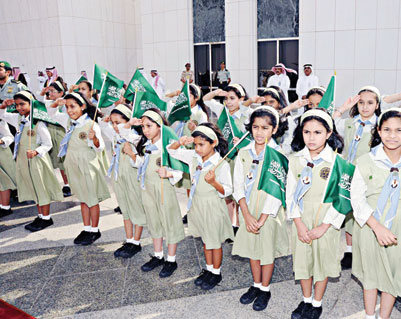 جدة تنتشي فرحاً بمقدم خادم الحرمين.. وأطفالها ينثرون الورد