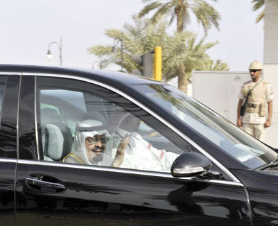 جدة تنتشي فرحاً بمقدم خادم الحرمين.. وأطفالها ينثرون الورد