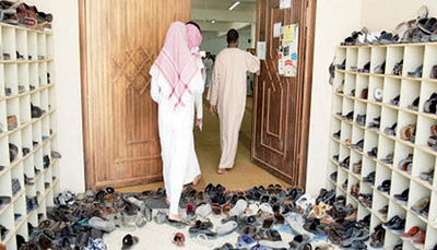 توعية المصلين تقلل من تكديس الأحذية أمام بوابات المساجد