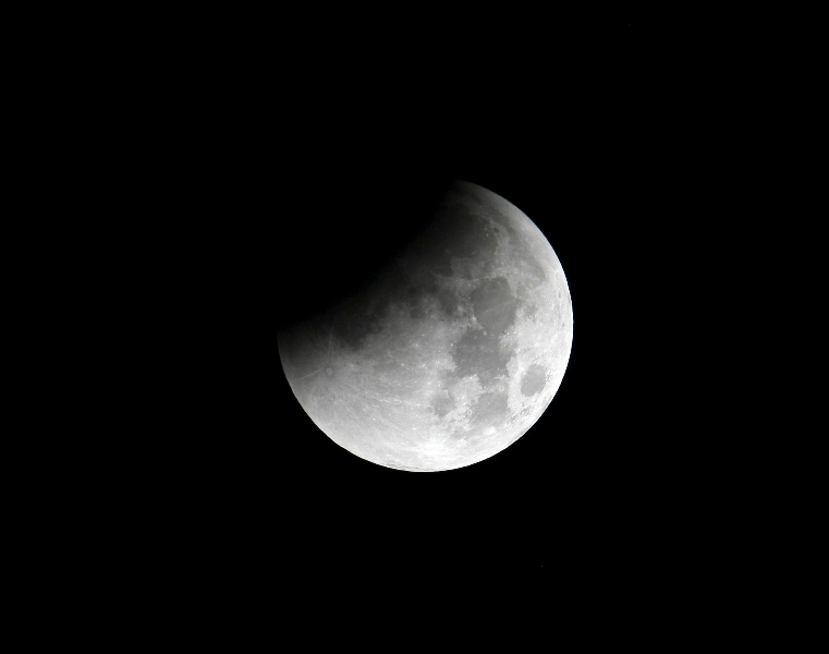 انجلاء الخسوف .. والمساجد السعودية تضج بالتضرع لله عز وجل