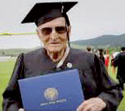 أمريكي عمره 99 عاما يتخرج من الجامعة بعد أن تركها 80 سنة