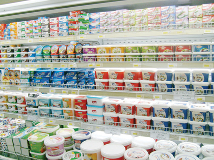 التجارة تعيد سعر عبوة اللبن إلى 7 ريال