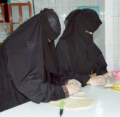 غياب المحفزات وعدم وجود أقسام خاصة يعطلان الاستثمارات الصناعية للسيدات