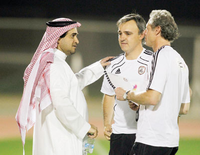 محترفو الشباب يحشدون الجماهير في المدرجات