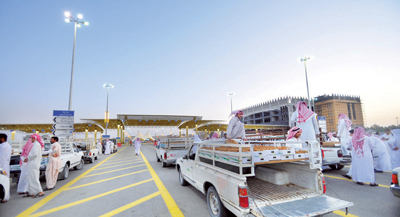 رصد إلكتروني لدخول السيارات.. والأسعار تكسر حاجز 400 ريال