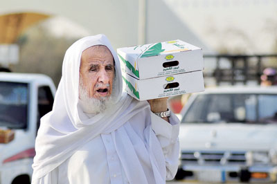 شباب سعوديون يعملون في حمل وتنزيل وبيع التمور لتحقيق دخل عال