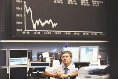 اليورو يتراجع مع هبوط الأسهم.. والدولار يجد دعما