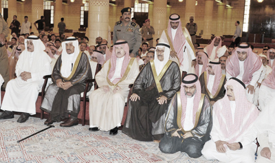 الأمير سطام يؤدي صلاة الميت على الأميرة حصة الفرحان