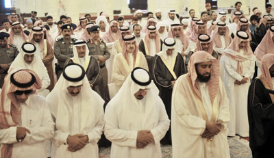 الأمير سطام يؤدي صلاة الميت على الأميرة حصة الفرحان