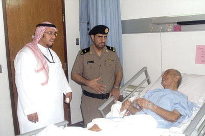 مستشفى الأمير سلمان يعايد مرضاه بمشاركة الدوريات الأمنية