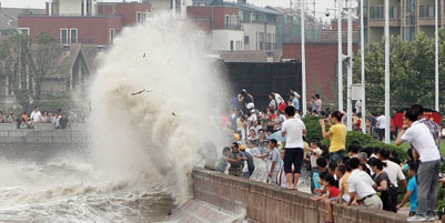 إعصار نانمادول يشرد الآلاف ويدمر الطرق في تايوان