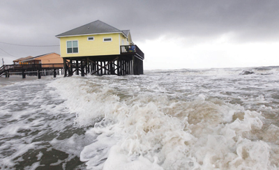 العاصفة «لي» تتراجع بشكل كبير عن أمريكا .. والأمطار تهطل بغزارة