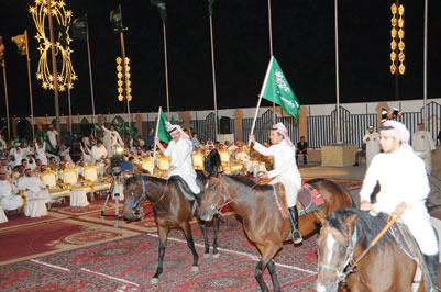 الرياض: الخيالة يجوبون ساحة القادسية رافعين العلم السعودي