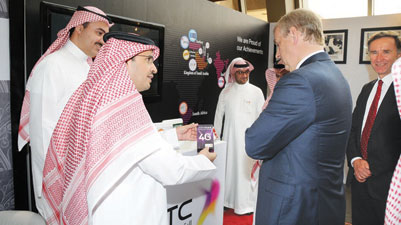 الأمير أندرو «دوق يورك» يزور مجموعة الاتصالات السعودية ويلتقي كبار مسؤوليها
