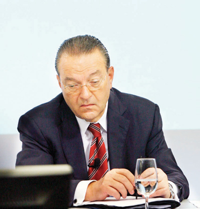 الخسائر تطيح بالرئيس التنفيذي لبنك يو بي إس السويسري