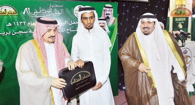 أمير القصيم يلبي دعوة مساجين «الجناح المثالي» ويدعم برامجه وأنشطته