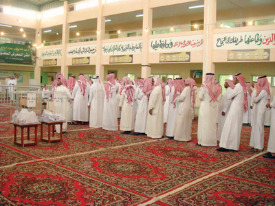 رفحاء : «الابتسامات وعبارات الترحيب» محاولة أخيرة من المرشحين لكسب الأصوات