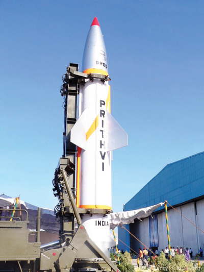 "سبيس إكس" تكشف النقاب عن أول صاروخ فضائي في العالم قابل لإعادة الاستخدام