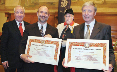 فوز 3 علماء بجائزة نوبل للطب 2011.. أحدهم توفي قبل 4 أيام