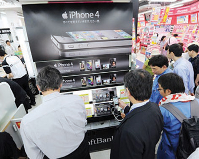 رغم الأحزان على ستيف جوبز .. طرح «آي فون 4 إس» للبيع