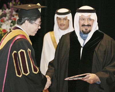 تقلد 3 حقائب وزارية.. وتوشح الأوسمة العليا