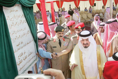 تقلد 3 حقائب وزارية.. وتوشح الأوسمة العليا