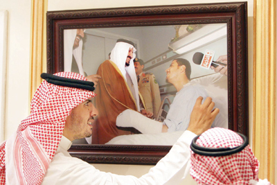 النقيب العلي يروي لـ "الاقتصادية" قبلة سلطان وتفاصيل الزيارة