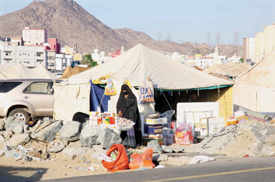 خيام المخالفين في مكة .. مراكز تفويج تتحدى المنظومة الأمنية