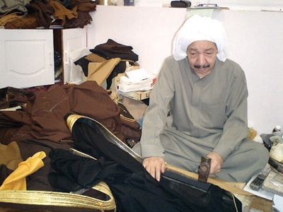 «بشوت الأحساء».. العيد يضخ الدماء في شرايين اقتصاد أهم الحرف التراثية