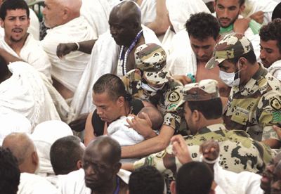 دروع بشرية لإخلاء المصابين في الجمرات وكاميرات للتحكم في تفويج الحجيج