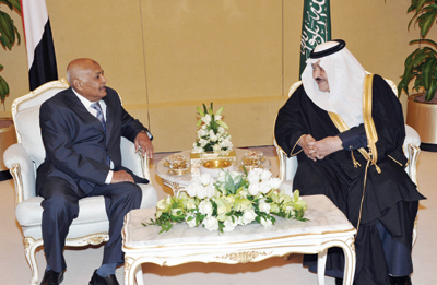 ولي العهد يبحث تعزيز العلاقات بين السعودية واليمن
