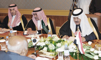 ولي العهد يبحث تعزيز العلاقات بين السعودية واليمن