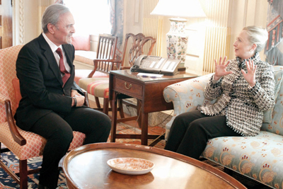 سعود الفيصل يبحث القضايا الإقليمية والدولية مع هيلاري كلينتون