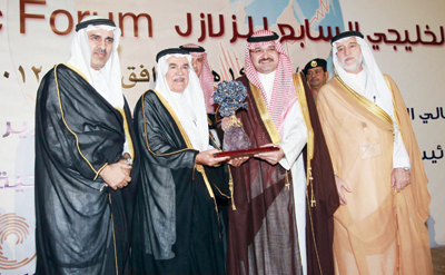 وزير البترول: مشروع لتحديد مواقع التشوهات الأرضية عبر الأقمار الصناعية