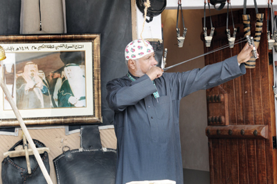 نباطة شهيرة تقود الزوار إلى جناح القصيم .. وحرفي يفاخر بها