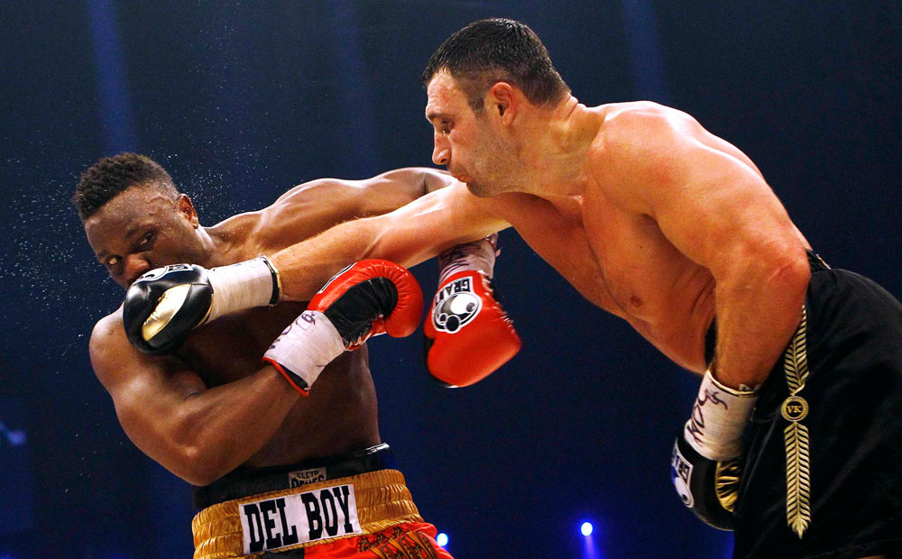 الملاكم الاوكراني فيتالي كليتشكو  يضرب البريطاني ديريك  خلال مباراة للملاكمة في ميونيخ