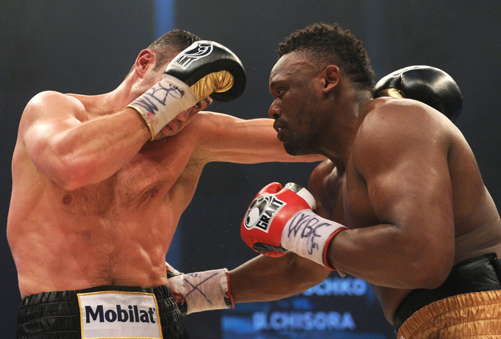 الملاكم الاوكراني فيتالي كليتشكو  يضرب البريطاني ديريك  خلال مباراة للملاكمة في ميونيخ