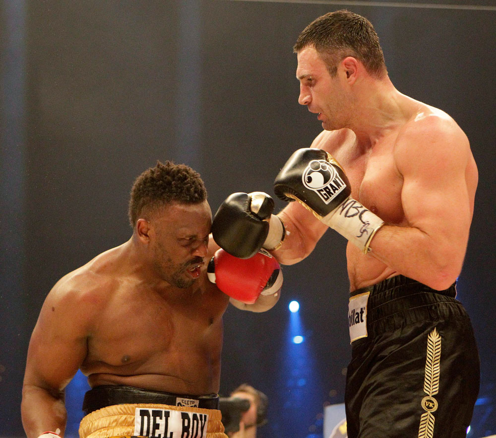 الملاكم الاوكراني فيتالي كليتشكو  يضرب البريطاني ديريك  خلال مباراة للملاكمة في ميونيخ