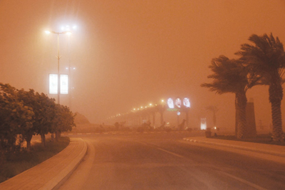 منخفض جوي يحول نهار الوسطى إلى ظلام.. والتحذيرات مستمرة