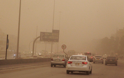 منخفض جوي يحول نهار الوسطى إلى ظلام.. والتحذيرات مستمرة