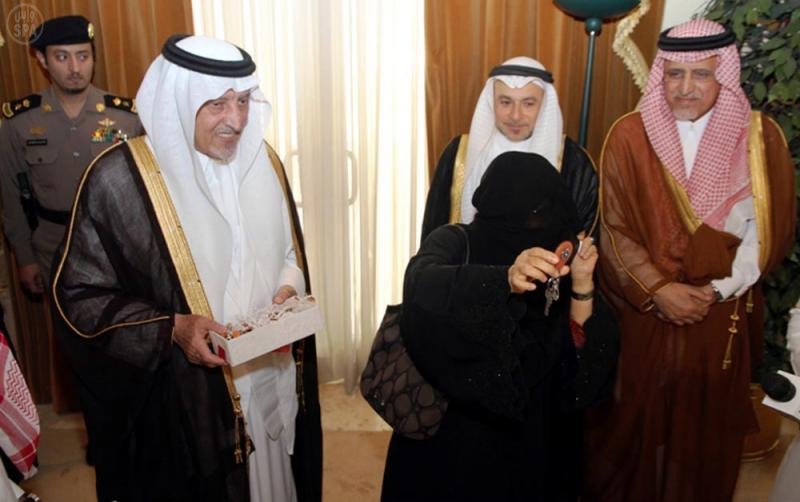 تسليم مفتاح أول وحدة سكنية بديلة لمشروع تطوير حي الرويس في جدة