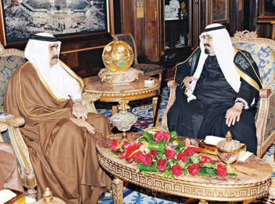 خادم الحرمين يبحث مستجدات الأحداث الإقليمية والدولية مع أمير قطر