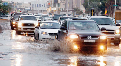بعد الغبار.. الرياض تبتل بالمطر والبرد