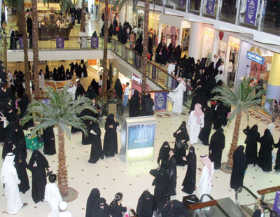 مصادر لـ "الاقتصادية" : «كبار العلماء» تعد فتوى بشأن إغلاق المحال وقت الصلاة