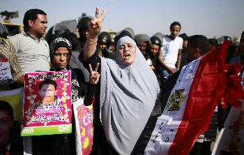 الحكم بالسجن المؤبد على مبارك والمصريون يتظاهرون احتجاجا - فيديو