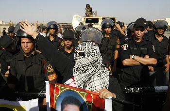 الحكم بالسجن المؤبد على مبارك والمصريون يتظاهرون احتجاجا - فيديو